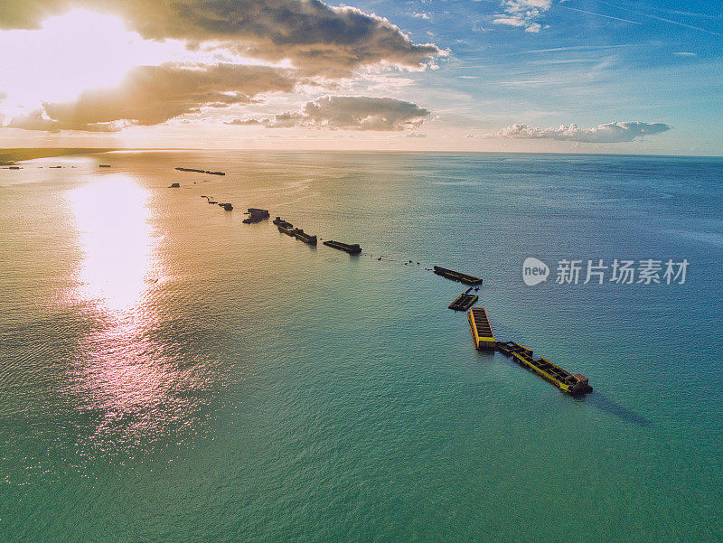 桑树港上空的无人机日落照片/诺曼底登陆日/法国/历史